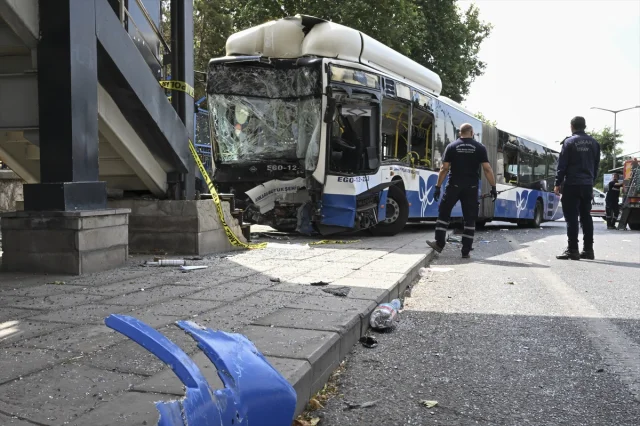 Ankara’da Zincirleme Trafik Kazası 27 Yaralıyla Atlattı