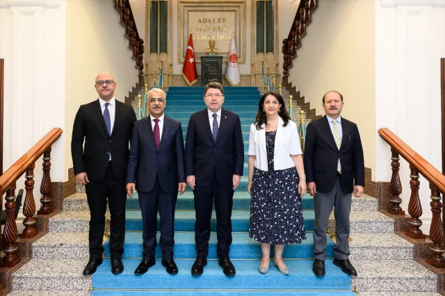 Adalet Bakanı Tunç, Parti Heyetini Anlamlı Bir Görüşmede Ağırladı