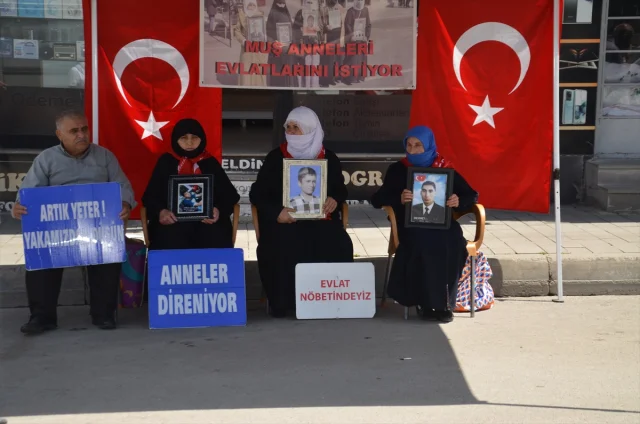 Muş'ta Ailelerin Evlat Nöbeti: DEM Parti Önündeki Mücadele Sürüyor