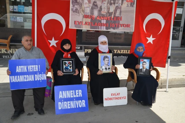 Muş'ta Ailelerin Evlat Nöbeti: DEM Parti Önündeki Mücadele Sürüyor
