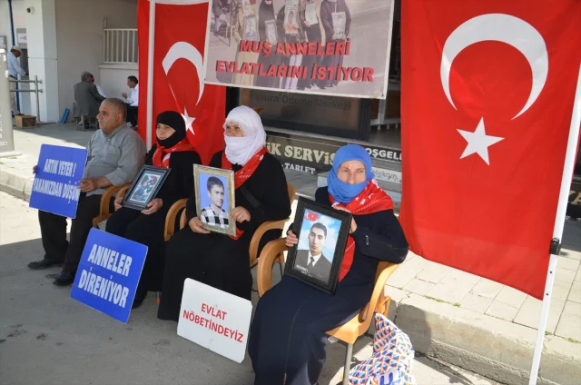 Muş'ta Ailelerin Evlat Nöbeti: DEM Parti Önündeki Mücadele Sürüyor