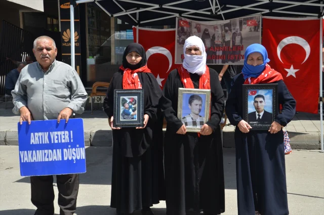 Muş'ta Ailelerin Evlat Nöbeti: DEM Parti Önündeki Mücadele Sürüyor