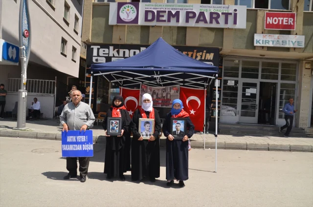 Muş'ta Ailelerin Evlat Nöbeti: DEM Parti Önündeki Mücadele Sürüyor
