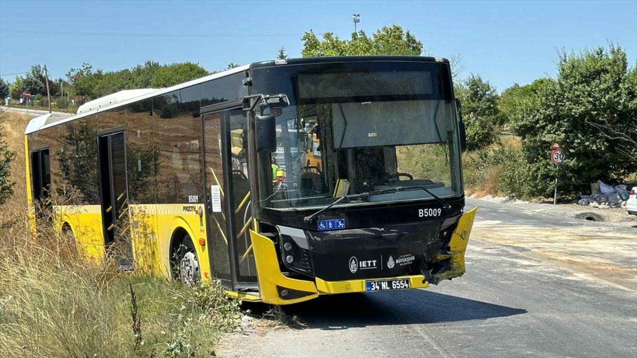 Arnavutköy'de Trafik Kazası: İETT Otobüsü ve Otomobil Çarpıştı