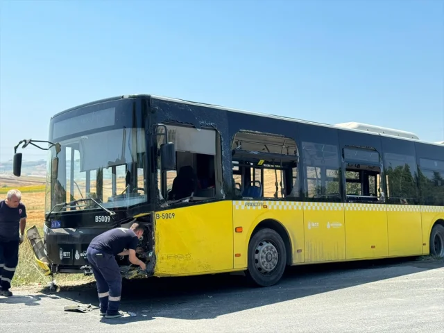 Arnavutköy'de Trafik Kazası: İETT Otobüsü ve Otomobil Çarpıştı