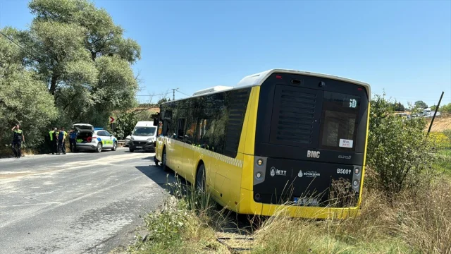 Arnavutköy'de Trafik Kazası: İETT Otobüsü ve Otomobil Çarpıştı
