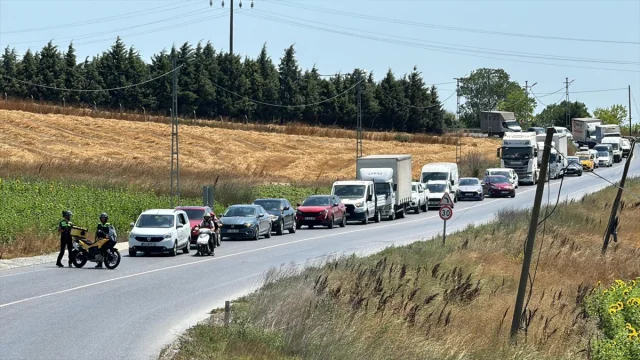 Arnavutköy'de Trafik Kazası: İETT Otobüsü ve Otomobil Çarpıştı
