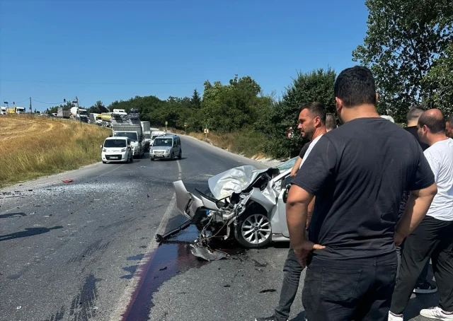 Arnavutköy'de Trafik Kazası: İETT Otobüsü ve Otomobil Çarpıştı