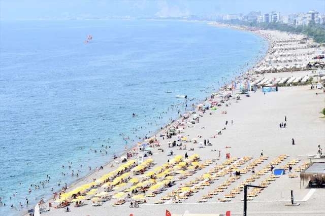 Antalya'nın Sıcak Havası Yeniden Rekor Kırdı: Sahillere Yoğu...