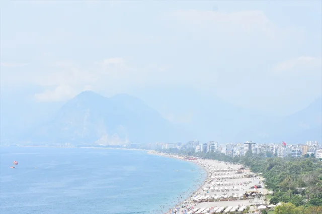 Antalya'nın Sıcak Havası Yeniden Rekor Kırdı: Sahillere Yoğun İlgi