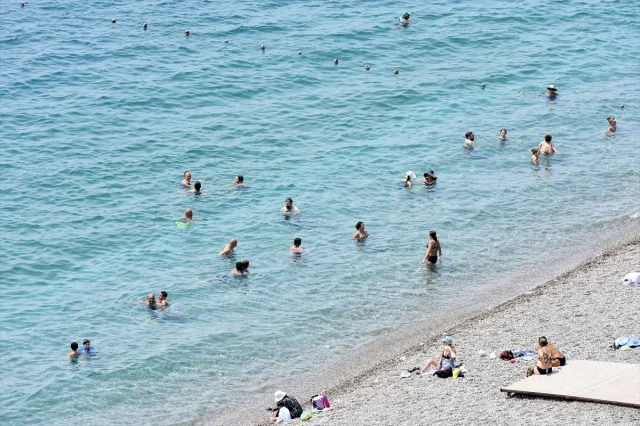 Antalya'nın Sıcak Havası Yeniden Rekor Kırdı: Sahillere Yoğun İlgi