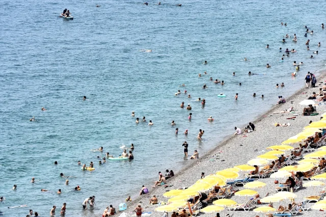 Antalya'nın Sıcak Havası Yeniden Rekor Kırdı: Sahillere Yoğun İlgi