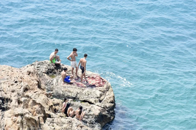Antalya'nın Sıcak Havası Yeniden Rekor Kırdı: Sahillere Yoğun İlgi