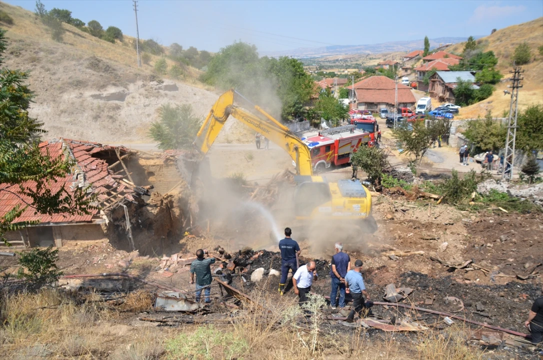 Ankara Çubuk'ta Gece Çıkan Yangın İki Evi Kül Etti
