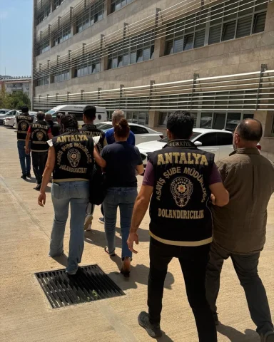 Antalya'da Dolandırıcılık Operasyonu: 5 Şüpheli Gözaltına Al...