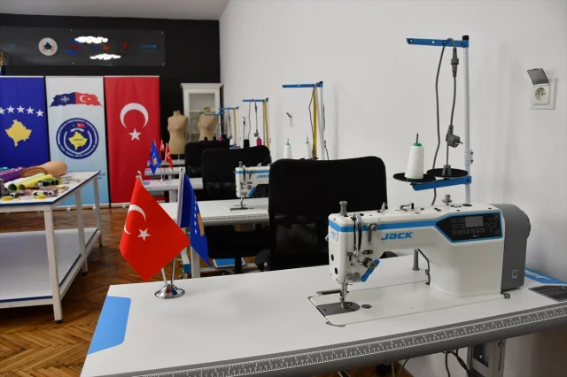 Türk Askerinden Kosova'da Kadınlar İçin Dikiş Atölyesi