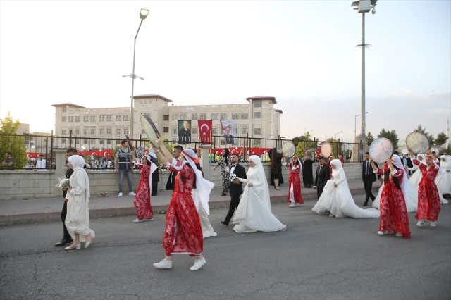 Siirt'te 40 Çift Polislerin Sağdıç Olduğu Törende Evlendi