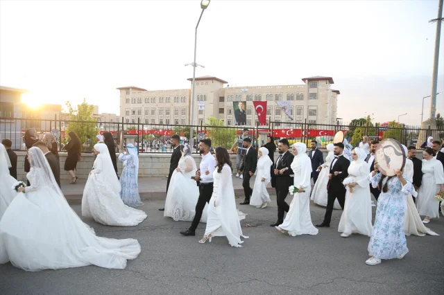 Siirt'te 40 Çift Polislerin Sağdıç Olduğu Törende Evlendi