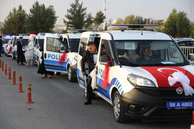 Siirt'te 40 Çift Polislerin Sağdıç Olduğu Törende Evlendi