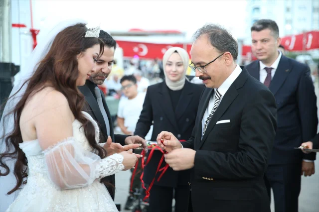 Siirt'te 40 Çift Polislerin Sağdıç Olduğu Törende Evlendi