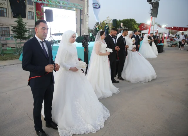 Siirt'te 40 Çift Polislerin Sağdıç Olduğu Törende Evlendi