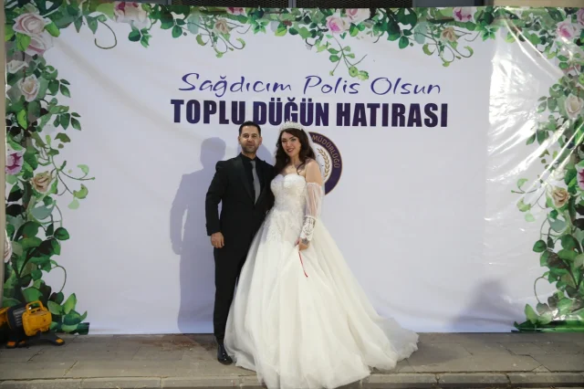 Siirt'te 40 Çift Polislerin Sağdıç Olduğu Törende Evlendi
