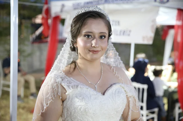 Siirt'te 40 Çift Polislerin Sağdıç Olduğu Törende Evlendi