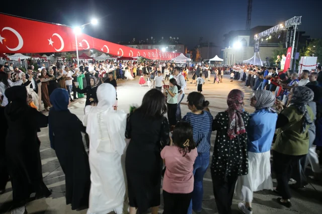 Siirt'te 40 Çift Polislerin Sağdıç Olduğu Törende Evlendi