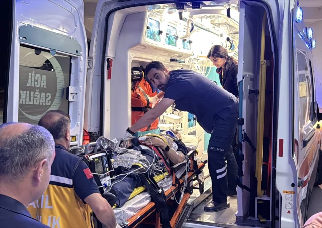 Eski Bitlis Valisi Erol Karaömeroğlu Kangal'da Trafik Kazasında Yaralandı