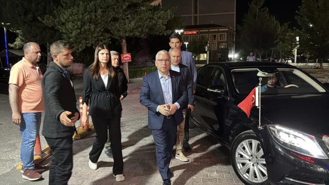 Eski Bitlis Valisi Erol Karaömeroğlu Kangal'da Trafik Kazasında Yaralandı