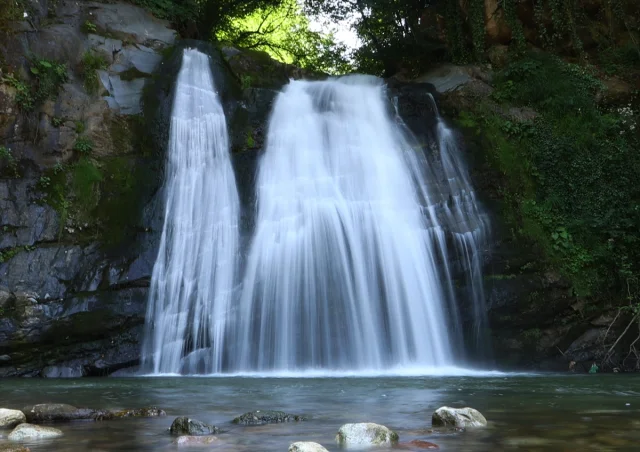 Trabzon'un Doğal Harikası Canikdere Şelalesi Turistleri Büyülüyor