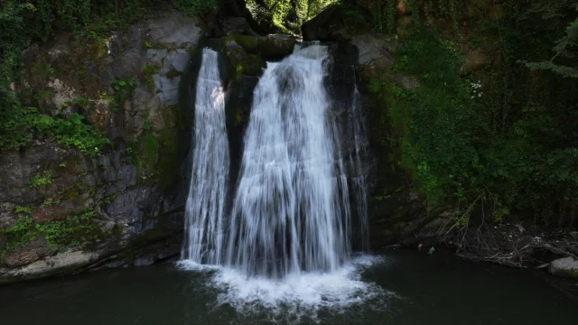 Trabzon'un Doğal Harikası Canikdere Şelalesi Turistleri Büyülüyor