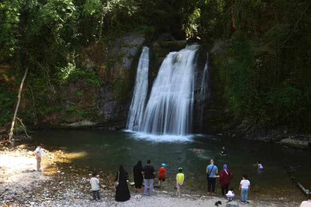 Trabzon'un Doğal Harikası Canikdere Şelalesi Turistleri Büyülüyor