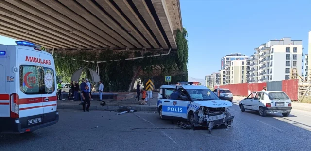 Samsun'da Polis Ekip Aracıyla Sivil Aracın Çarpışması Sonucu Yaralanmalar Yaşandı