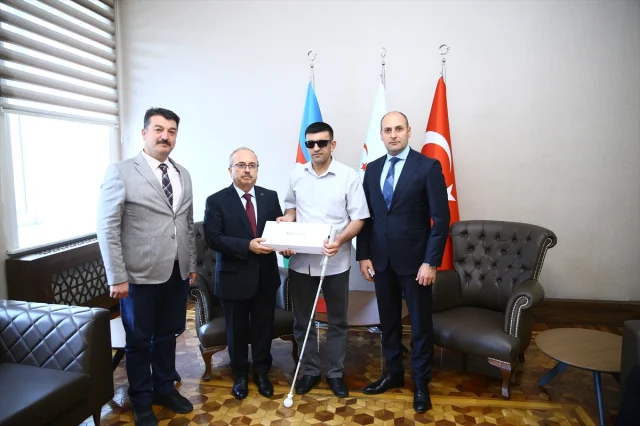 Azerbaycanlı Gazilere Türk Tasarımı Akıllı Baston Desteği