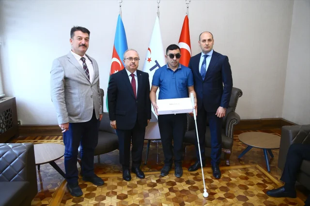 Azerbaycanlı Gazilere Türk Tasarımı Akıllı Baston Desteği