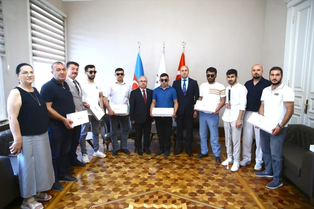 Azerbaycanlı Gazilere Türk Tasarımı Akıllı Baston Desteği