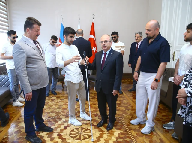 Azerbaycanlı Gazilere Türk Tasarımı Akıllı Baston Desteği