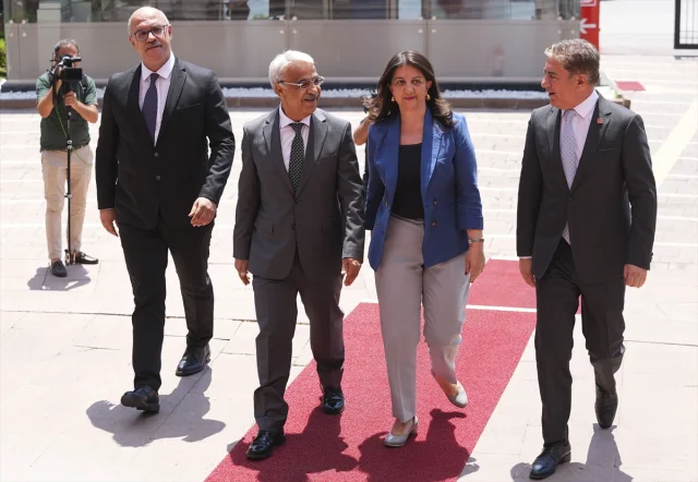 CHP Lideri Özgür Özel ve DEM Parti Heyeti Arasında Önemli Görüşme