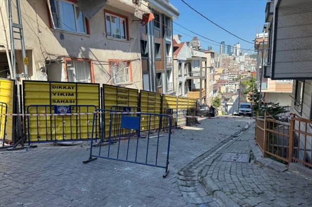 Kağıthane'de Balkon Çöktü: Dört Katlı Bina Boşaltıldı