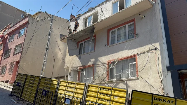 Kağıthane'de Balkon Çöktü: Dört Katlı Bina Boşaltıldı