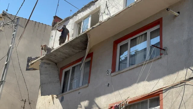 Kağıthane'de Balkon Çöktü: Dört Katlı Bina Boşaltıldı