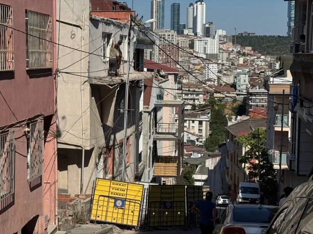 Kağıthane'de Balkon Çöktü: Dört Katlı Bina Boşaltıldı
