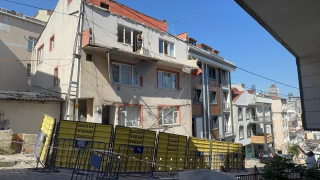 Kağıthane'de Balkon Çöktü: Dört Katlı Bina Boşaltıldı