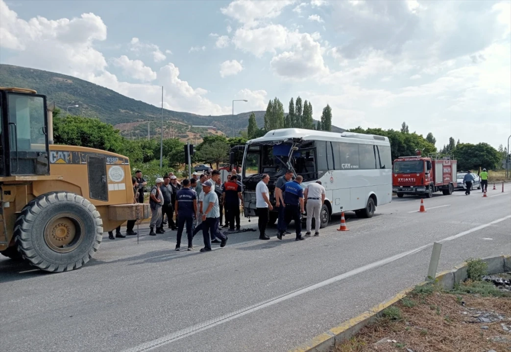 Afyonkarahisar'da Trafik Kazası Korkuttu: 7 Yaralı Var