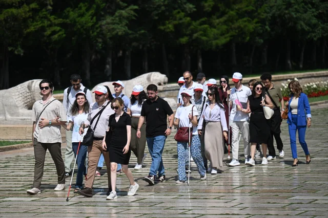 Anıtkabir'de Fark Yaratan Ziyaret: Görme Engelli Gençlerin Duyusal Yolculuğu
