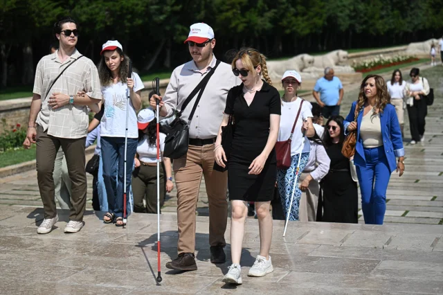 Anıtkabir'de Fark Yaratan Ziyaret: Görme Engelli Gençlerin Duyusal Yolculuğu