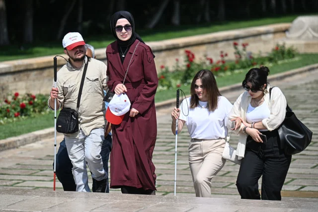 Anıtkabir'de Fark Yaratan Ziyaret: Görme Engelli Gençlerin Duyusal Yolculuğu