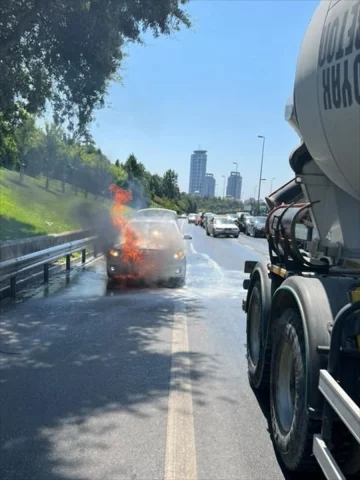 Üsküdar'da Hareket Halindeki Araç Alev Aldı