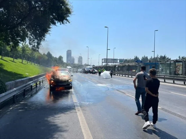 Üsküdar'da Hareket Halindeki Araç Alev Aldı